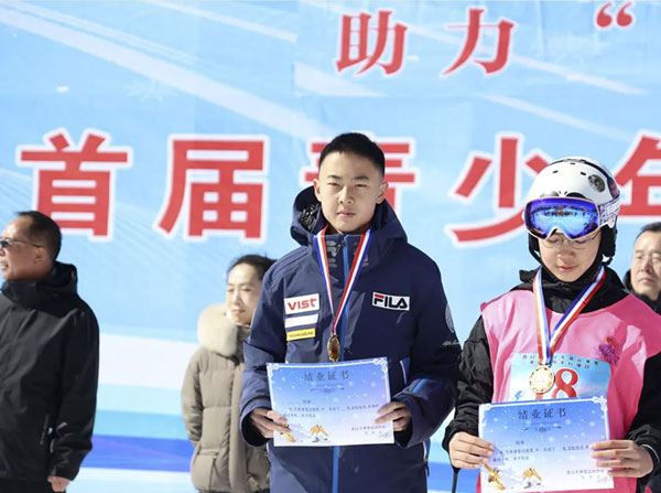 營(yíng)口市首屆青少年高山滑雪、單板滑雪平行項(xiàng)目積分賽圓滿收官——何家溝滑雪場(chǎng)見證冰雪新生代力量崛起！